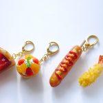 アクリルチャームとは？キーホルダーとの違いや使い方を紹介